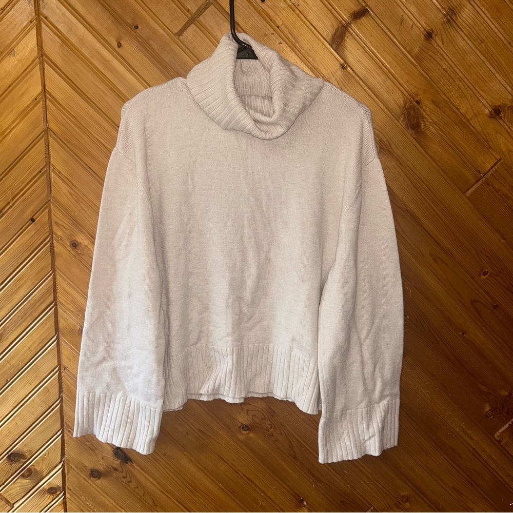 Cozy beige Turtleneck Sweater by Laundry woman’s small nwot